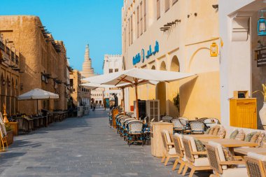 Doha, Katar - 10092024: Katar 'ın Doha şehrindeki geleneksel Arap pazarı Souq Waqif' in mimari detayları. Yüksek kalite fotoğraf