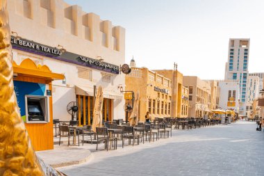 Doha, Katar - 10092024: Katar 'ın Doha şehrindeki geleneksel Arap pazarı Souq Waqif' in mimari detayları. Yüksek kalite fotoğraf