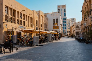 Doha, Katar - 10092024: Katar 'ın Doha şehrindeki geleneksel Arap pazarı Souq Waqif' in mimari detayları. Yüksek kalite fotoğraf