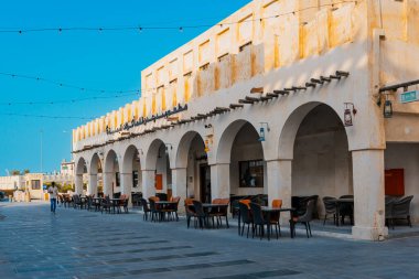 Gündoğumunda Batı Körfezi ve Doha Şehir Merkezi 'nin ufuk çizgisi, Katar. Yüksek kalite fotoğraf