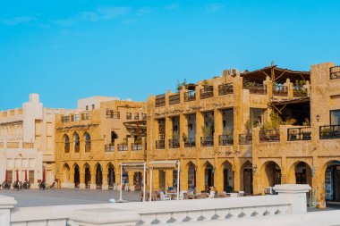 Doha, Katar - 10092024: Katar 'ın Doha şehrindeki geleneksel Arap pazarı Souq Waqif' in mimari detayları. Yüksek kalite fotoğraf