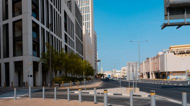 Doha, Katar - 10092024: Katar 'ın Doha şehrindeki geleneksel Arap pazarı Souq Waqif' in mimari detayları. Yüksek kalite fotoğraf