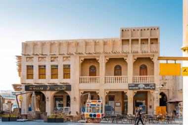Doha, Katar - 10092024: Katar 'ın Doha şehrindeki geleneksel Arap pazarı Souq Waqif' in mimari detayları. Yüksek kalite fotoğraf