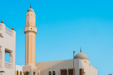 Doha, Katar - 10092024: Katar 'ın Doha şehrindeki geleneksel Arap pazarı Souq Waqif' in mimari detayları. Yüksek kalite fotoğraf