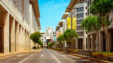 Gündoğumunda Batı Körfezi ve Doha Şehir Merkezi 'nin ufuk çizgisi, Katar. Yüksek kalite fotoğraf