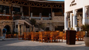 Doha, Katar - 10092024: Katar 'ın Doha şehrindeki geleneksel Arap pazarı Souq Waqif' in mimari detayları. Yüksek kalite fotoğraf