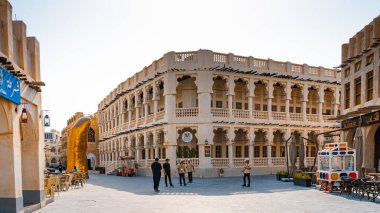 Doha, Katar - 10092024: Katar 'ın Doha şehrindeki geleneksel Arap pazarı Souq Waqif' in mimari detayları. Yüksek kalite fotoğraf