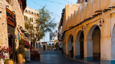 Doha, Katar - 10092024: Katar 'ın Doha şehrindeki geleneksel Arap pazarı Souq Waqif' in mimari detayları. Yüksek kalite fotoğraf