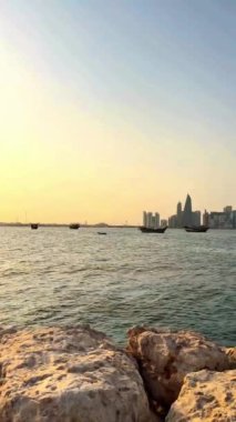 Doha West Bay 'in deniz manzarası Porto Arabistan' da mavi gökyüzü olan lüks tatil otelleri Doha şehrindeki Pearl-Katar ana limanı, Basra Körfezi, Orta Doğu. Yüksek kalite 4k görüntü