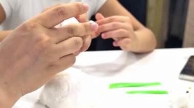 Bir kadının elleri fırçayla