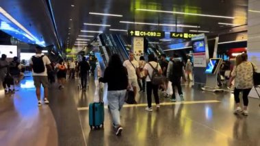 Havaalanındaki yolcular