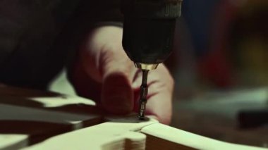 Torna makinesi başı matkapla aşağı iniyor ve ahşap atölyeye kontrplak oyuyor. Santraldeki fırçayla otomatik cihaz. Yüksek kalite 4k görüntü