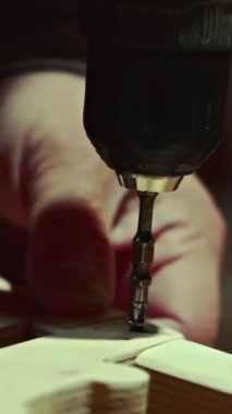 Torna makinesi başı matkapla aşağı iniyor ve ahşap atölyeye kontrplak oyuyor. Santraldeki fırçayla otomatik cihaz. Yüksek kalite 4k görüntü