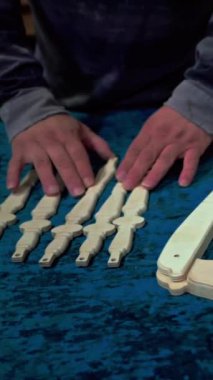 Marangoz, mobilyaların ahşaptan yapıldığı mobilyaları bir tornavidayla birleştiriyor. Yüksek kalite 4k görüntü