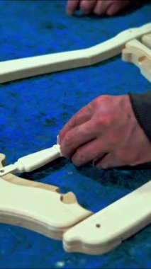 Marangoz, mobilyaların ahşaptan yapıldığı mobilyaları bir tornavidayla birleştiriyor. Yüksek kalite 4k görüntü