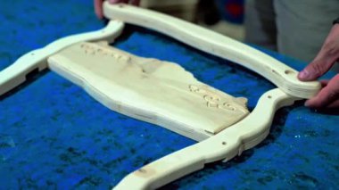 Marangoz, mobilyaların ahşaptan yapıldığı mobilyaları bir tornavidayla birleştiriyor. Yüksek kalite 4k görüntü