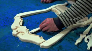 Marangoz, mobilyaların ahşaptan yapıldığı mobilyaları bir tornavidayla birleştiriyor. Yüksek kalite 4k görüntü