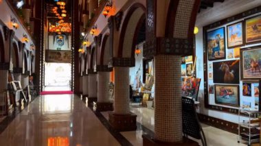 Souq Waqif Doha, Katar ana caddesi öğleden sonra çekimi. Yüksek kalite 4k görüntü