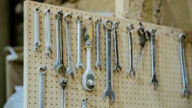 Çeşitli araçlar: dosya, tornavida, çekiç, pense, bahçe aletleri köy garajı veya manufactory 'daki ahşap rafta sergileniyor, kırsal bir bahçe evindeki atölye atölyesi. Hobi, kiralama aktivitesi. Yüksek kalite fotoğraf