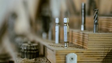 Çeşitli araçlar: dosya, tornavida, çekiç, pense, bahçe aletleri köy garajı veya manufactory 'daki ahşap rafta sergileniyor, kırsal bir bahçe evindeki atölye atölyesi. Hobi, kiralama aktivitesi. Yüksek kalite fotoğraf