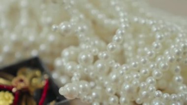 Kadınların mücevherleri masanın üzerinde. Yüksek kalite 4k görüntü