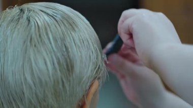 Kadın saçını yaptırıyor, kadın güzellik salonunda. Yüksek kalite 4k görüntü