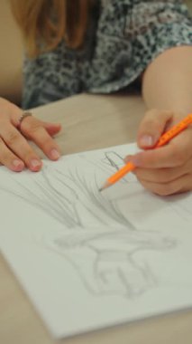 Kadın tasarımcı bir kağıt parçasına kıyafet çiziyor. Yüksek kalite 4k görüntü