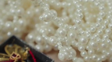 Kadınların mücevherleri masanın üzerinde. Yüksek kalite 4k görüntü