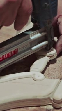 Adam atölyede ahşap üzerinde çalışıyor.