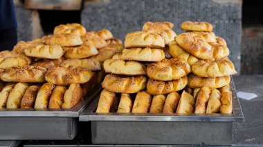Doğu mutfağı kavramı. Türlü Özbek gıda seti, pilav, samsa, lagman, manta, shurpa merkez Asya yemeği. Ev yapımı Özbek pilavı veya dökme demir tencerelerde servis edilen kuzu pirzolası. Yüksek kalite fotoğraf