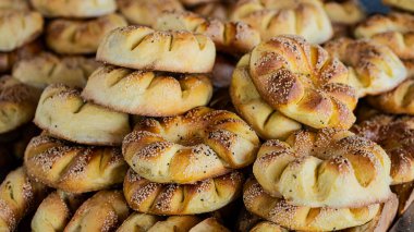 Doğu mutfağı kavramı. Türlü Özbek gıda seti, pilav, samsa, lagman, manta, shurpa merkez Asya yemeği. Ev yapımı Özbek pilavı veya dökme demir tencerelerde servis edilen kuzu pirzolası. Yüksek kalite fotoğraf