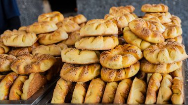 Doğu mutfağı kavramı. Türlü Özbek gıda seti, pilav, samsa, lagman, manta, shurpa merkez Asya yemeği. Ev yapımı Özbek pilavı veya dökme demir tencerelerde servis edilen kuzu pirzolası. Yüksek kalite fotoğraf
