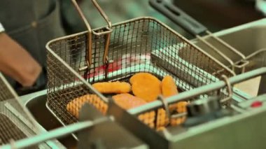 Bir etkinlikte yemek servisi, şefler dışarıda yemek hazırlar. Yüksek kalite 4k görüntü