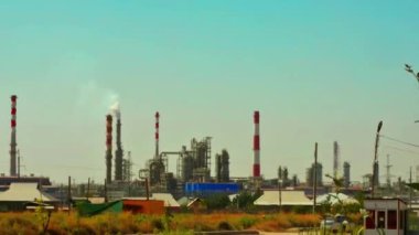 Sanayi fabrikasının bacasından duman yükseliyor. Yüksek kalite 4k görüntü