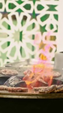 Bir etkinlikte yemek servisi, şefler dışarıda yemek hazırlar. Yüksek kalite 4k görüntü