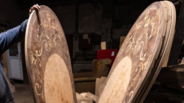 Çatal ve kaşıklar için bir tepsi ile mutfak çekmecesini monte ediyorum. Yüksek kalite fotoğraf