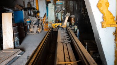 Makine Aletleri Endüstriyel Atölyesi Girişim Ağaç İşleme Tahta Plankları. Yüksek kalite fotoğraf