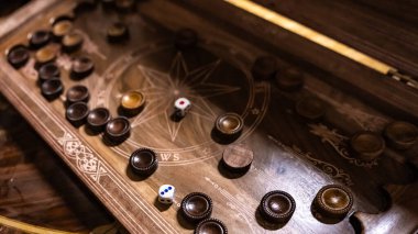 Hazır el yapımı mobilyalar, kutular, sandalyeler, satranç tahtası, tavla. Yüksek kalite fotoğraf