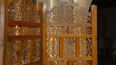 Ahşap ürünler, sandalyeler, masalar, kapılar. Yüksek kalite fotoğraf