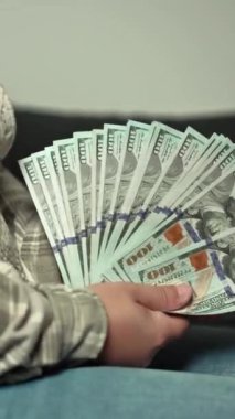 Yüz dolarlık banknotları saymak için yakın plan çekimler. Stratejik mali yönetim. Nakit parayı iyi idare ediyorsun. Amerikan para birimi yönetimi. Etkili nakit akışı yönetimi, başlık şablonu