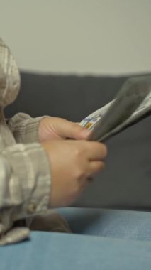 Yüz dolarlık banknotları saymak için yakın plan çekimler. Stratejik mali yönetim. Nakit parayı iyi idare ediyorsun. Amerikan para birimi yönetimi. Etkili nakit akışı yönetimi, başlık şablonu