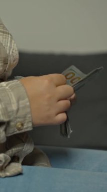 Yüz dolarlık banknotları saymak için yakın plan çekimler. Stratejik mali yönetim. Nakit parayı iyi idare ediyorsun. Amerikan para birimi yönetimi. Etkili nakit akışı yönetimi, başlık şablonu