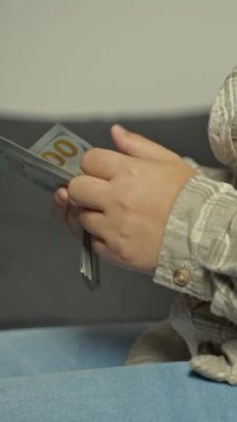 Yüz dolarlık banknotları saymak için yakın plan çekimler. Stratejik mali yönetim. Nakit parayı iyi idare ediyorsun. Amerikan para birimi yönetimi. Etkili nakit akışı yönetimi, başlık şablonu