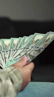 Yüz dolarlık banknotları saymak için yakın plan çekimler. Stratejik mali yönetim. Nakit parayı iyi idare ediyorsun. Amerikan para birimi yönetimi. Etkili nakit akışı yönetimi, başlık şablonu