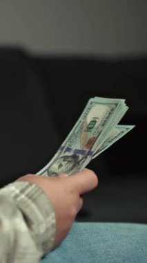 Yüz dolarlık banknotları saymak için yakın plan çekimler. Stratejik mali yönetim. Nakit parayı iyi idare ediyorsun. Amerikan para birimi yönetimi. Etkili nakit akışı yönetimi, başlık şablonu