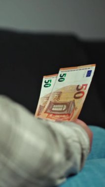 adamın elinde Euro banknot