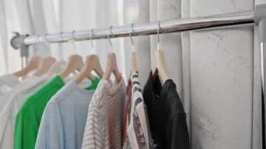 Gardıroptaki askıda asılı giysiler.