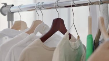 Mağazadaki askılarda asılı giysiler. moda ve alışveriş konsepti