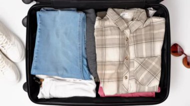 düz konum ve beyaz arka planda yaz valizi