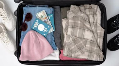 Seyahat için bavullu ve elbiseli gezginin en üst görüntüsü